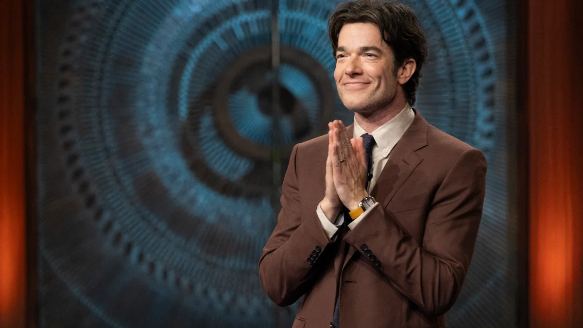 Get Smart pourrait changer de visage : Warner Bros. pense à John Mulaney pour remplacer Steve Carell