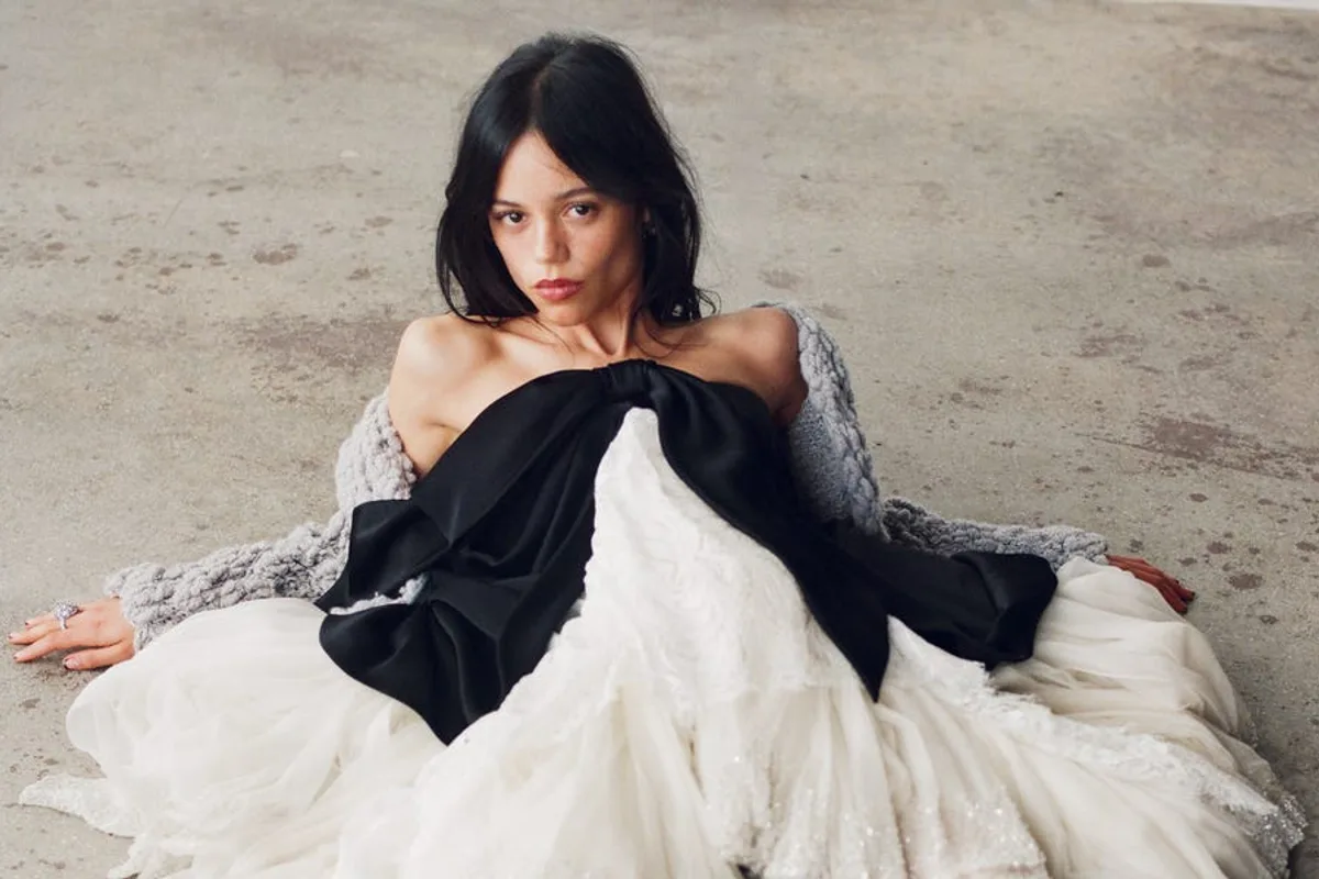 Portrait de Jenna Ortega photographiée dans une robe noire et blanche pour un entretien consacré à sa carrière