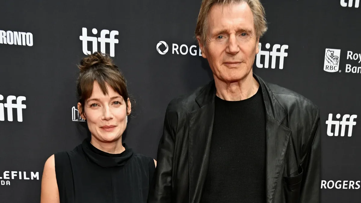 Liam Neeson et Stella Stocker main dans la main à Toronto : jolie photo, romance toujours non confirmée