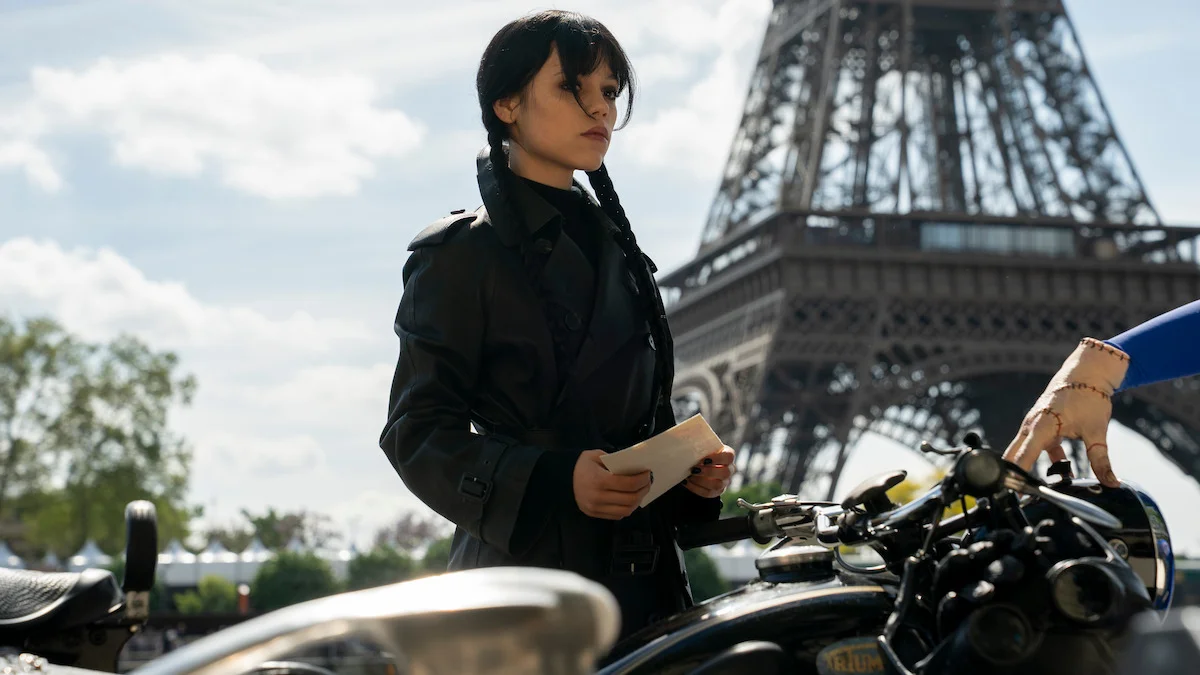 Mercredi saison 3 s’aventure à Paris, et Nevermore ne suffit visiblement plus à contenir son histoire