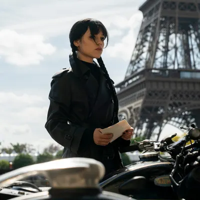 Mercredi saison 3 s’aventure à Paris, et Nevermore ne suffit visiblement plus à contenir son histoire