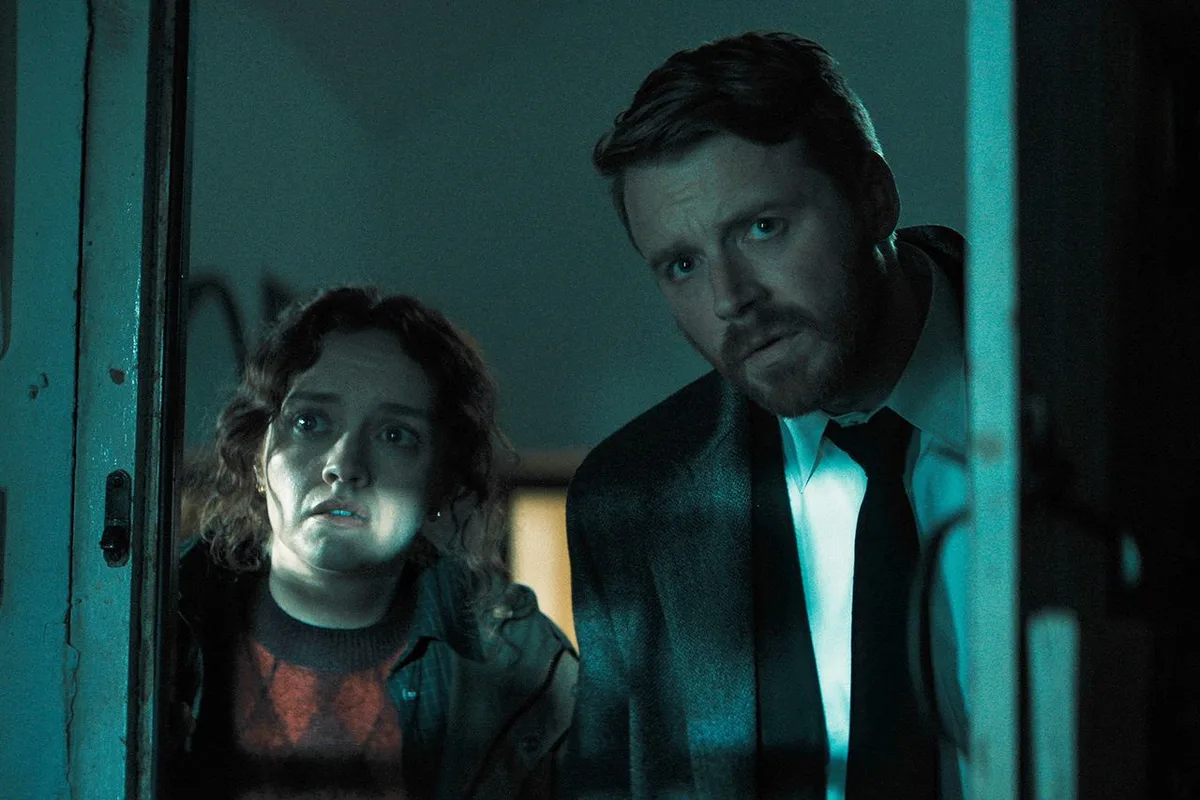 Sid Baker et River Cartwright observent une menace derrière une porte dans la saison 6 de Slow Horses