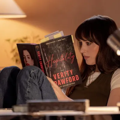 Verity : Anne Hathaway et Dakota Johnson séduisent les lecteurs, mais le box-office décroche